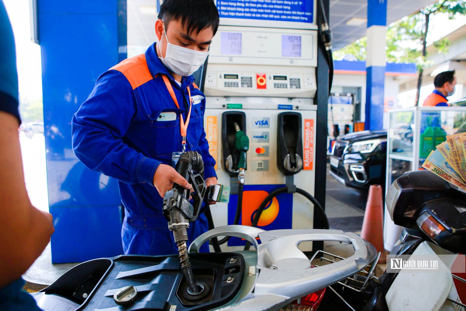 Giá xăng dầu đồng loạt giảm, xăng E5 về mức dưới 22.000 đồng/lít