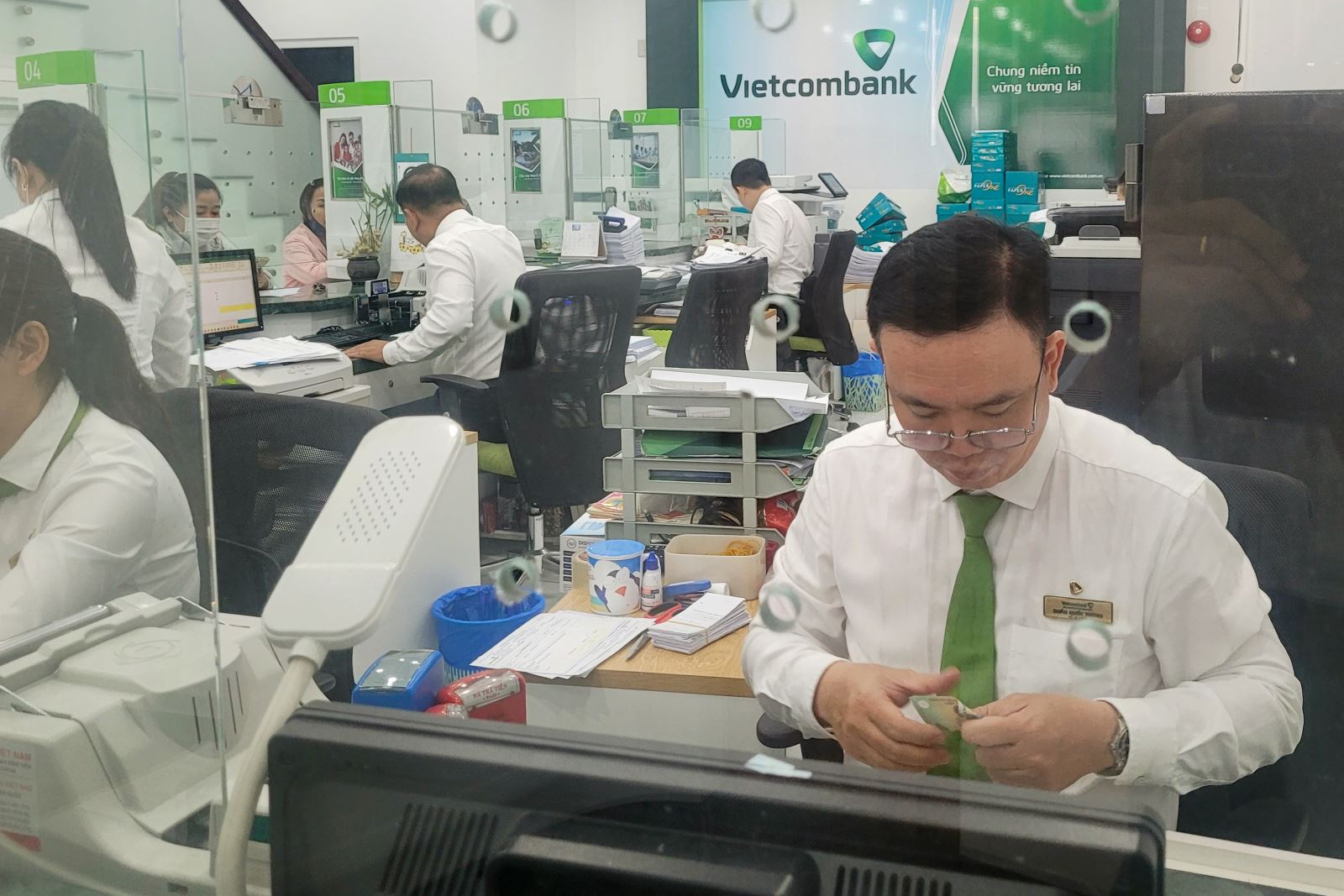 Ngân hàng gia tăng phòng thủ nợ xấu