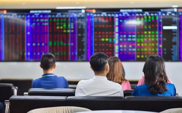 VN-Index tăng 8 tuần liên tiếp, chuyên gia nói gì về mốc 2.000 điểm?