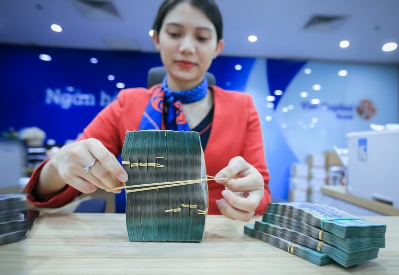Lãi suất neo cao, đầu tư thế nào?