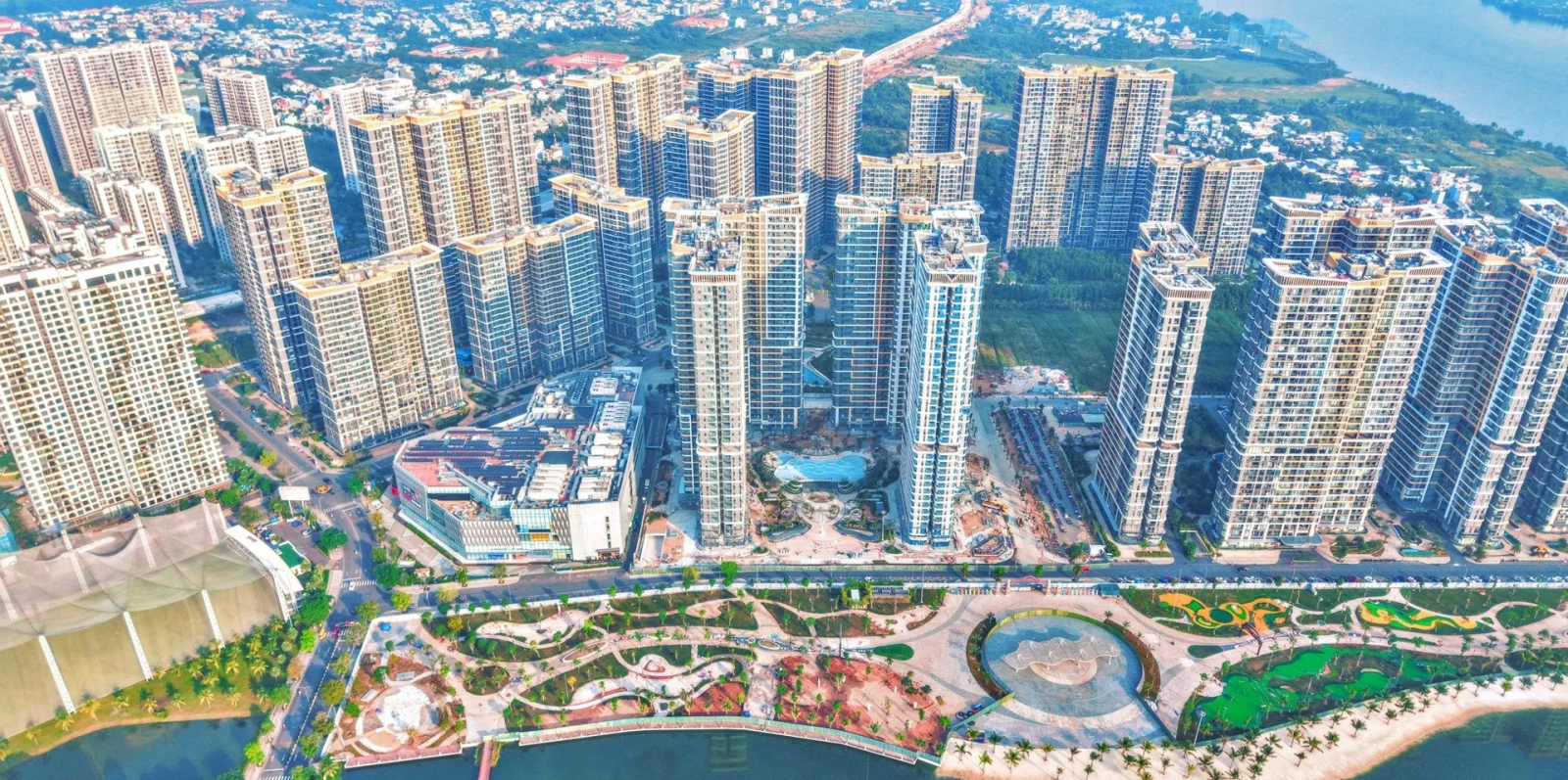Thanh khoản chưa hồi phục, vì sao doanh nghiệp địa ốc vẫn ồ ạt ra hàng?