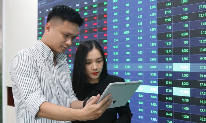 Dòng tiền 'mất hút', chứng khoán vẫn lội ngược dòng