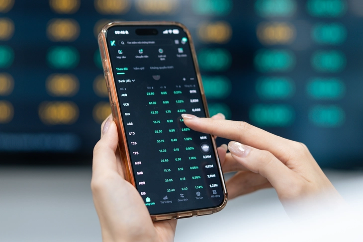Sắc xanh lan tỏa nhưng VN-Index vẫn 'bốc hơi' 17 điểm