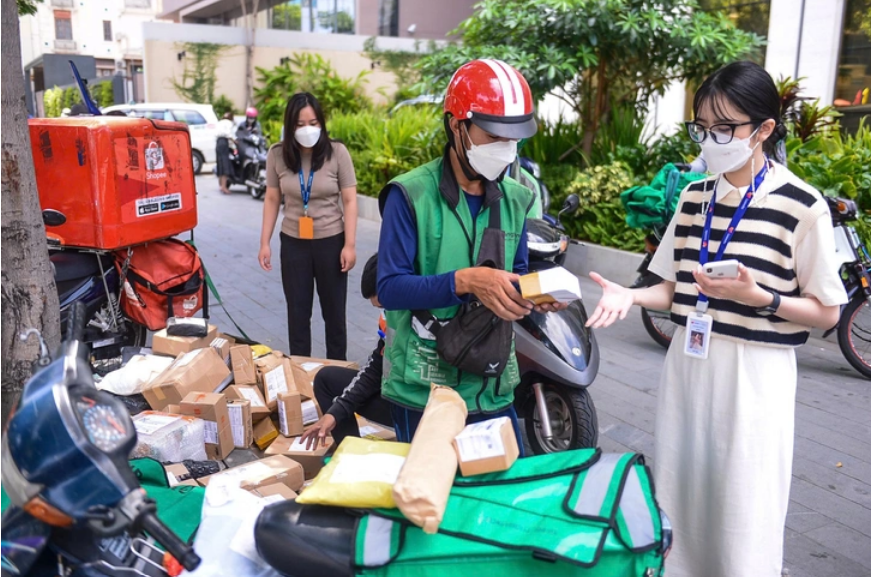 Xăng dầu giảm, vì sao cước chuyển phát vẫn cao?