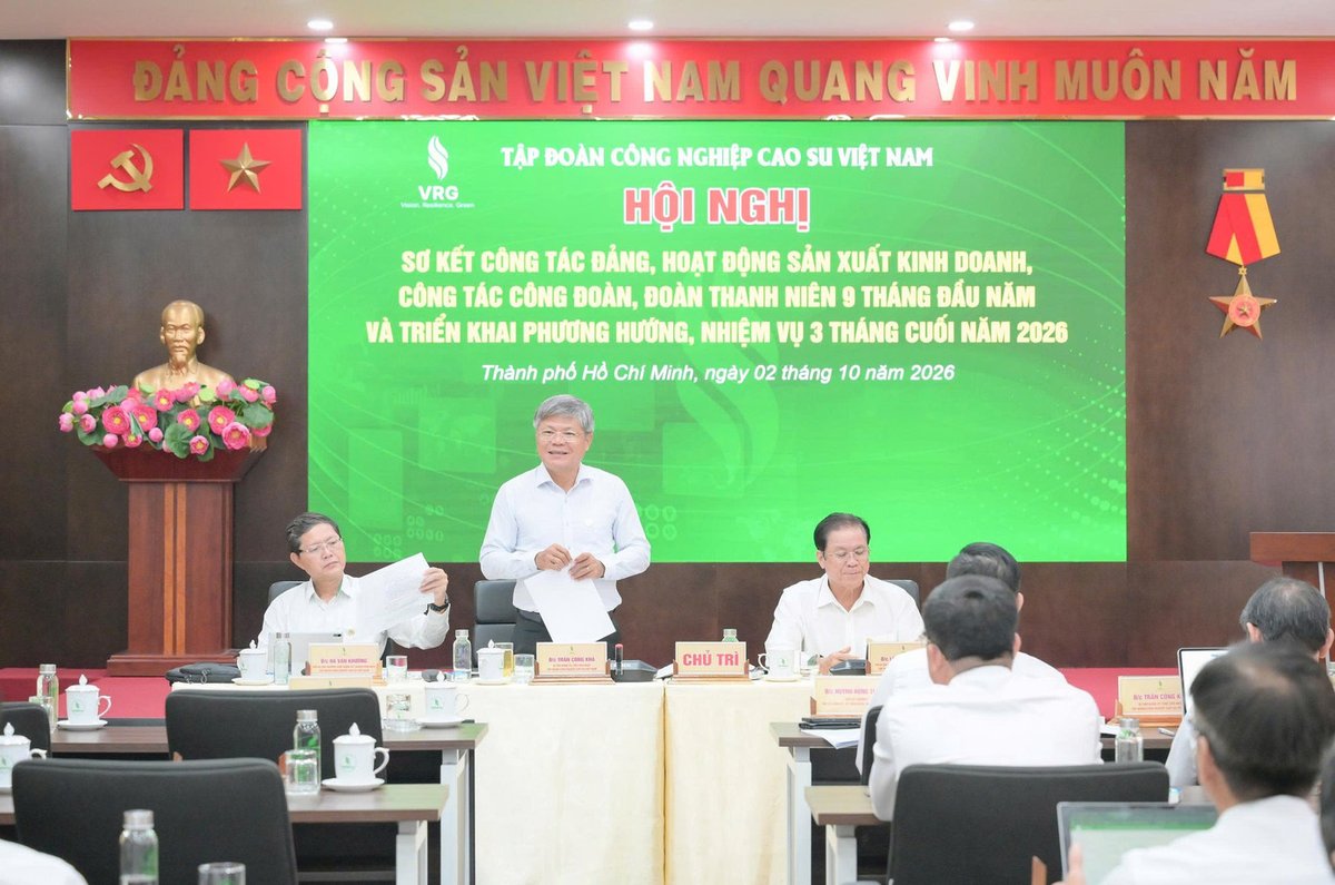 chu-tri-hoi-nghi.jpg