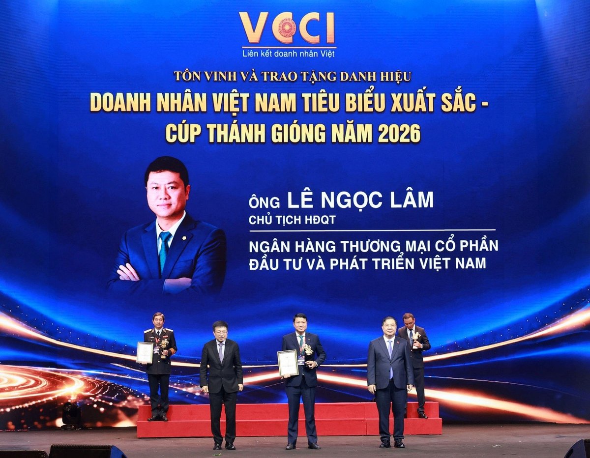 Ông Lê Ngọc Lâm, Chủ tịch HĐQT BIDV nhận Cúp Thánh Gióng và được vinh danh trong Top Doanh nhân Việt Nam tiêu biểu xuất sắc năm 2026.