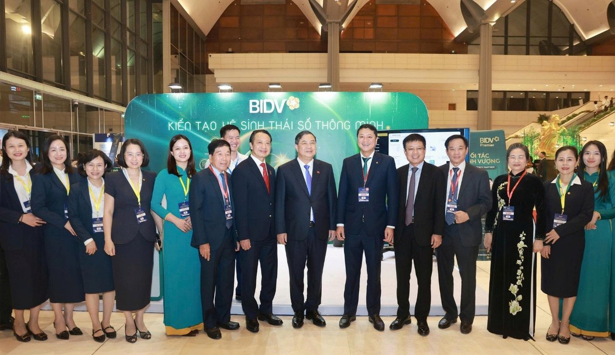 Ủy viên Bộ Chính trị, Phó Thủ tướng Thường trực Phạm Gia Túc và đại diện các cơ quan, tổ chức và doanh nghiệp tham quan gian hàng chuyển đổi số của BIDV. Ảnh: Hoàng Long