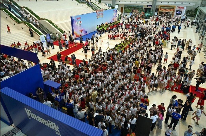 Gian hàng Vinamilk thu hút rất đông các em học sinh và gia đình đến tham quan, trải nghiệm tại chương trình “Chắp cánh tuổi thơ”. Ảnh: Vi Nam word-rig2pd-6487.jpg