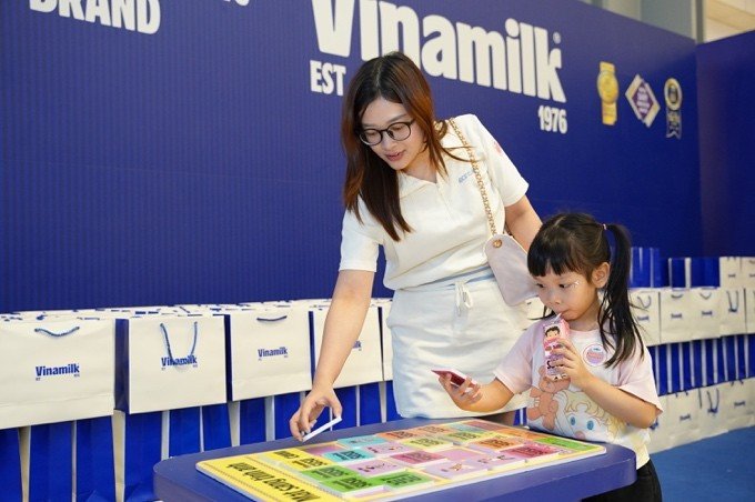 Những trò chơi và hoạt động tương tác tại gian hàng Vinamilk mang đến nhiều trải nghiệm thú vị cho các em nhỏ. Ảnh: Vi Nam word-rig2pd-2504.jpg