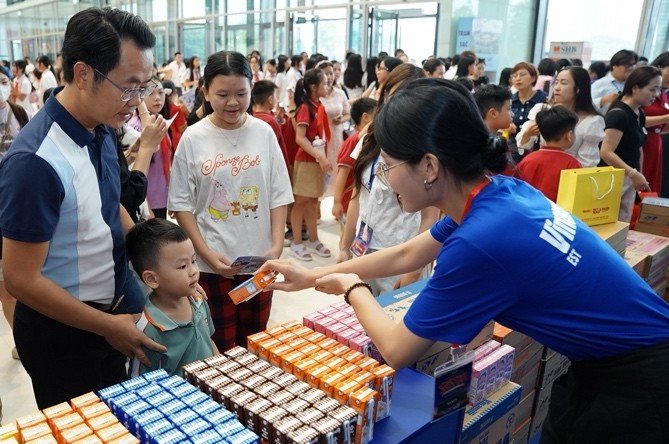 Vinamilk dành tặng 48.000 sản phẩm dinh dưỡng cho các em nhỏ, khách mời, trường học và trung tâm trẻ em khuyết tật nhân chương trình “Chắp cánh tuổi thơ”. Ảnh: Vi Nam word-rig2pd-3376.jpg