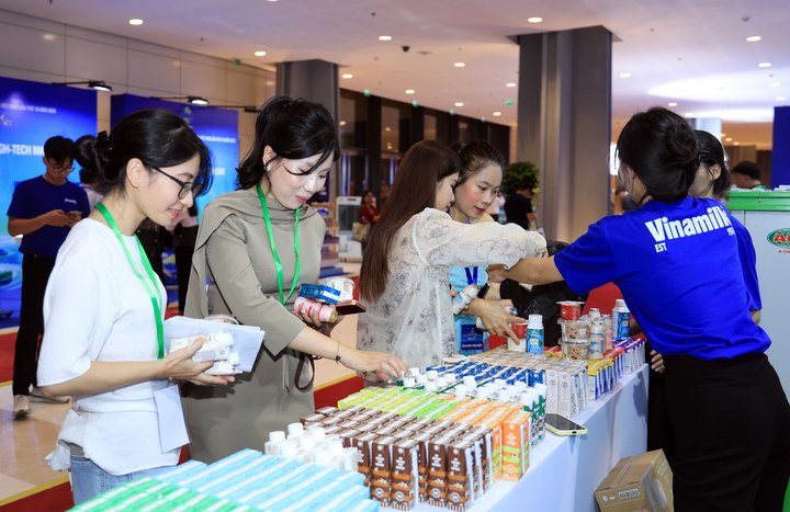 Gian hàng Vinamilk tại sự kiện thu hút các đại biểu đến tham quan, tìm hiểu về những sản phẩm đạt Thương hiệu quốc gia năm 2026. (Ảnh: Minh Anh)