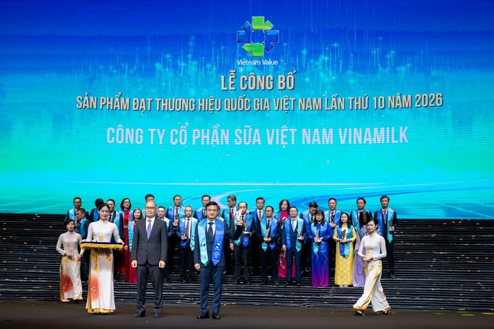 Ông Nguyễn Quang Trí, Giám đốc điều hành Marketing Vinamilk, đón nhận danh hiệu Thương hiệu Quốc gia Việt Nam lần thứ 10 năm 2026. (Ảnh: Minh Anh)