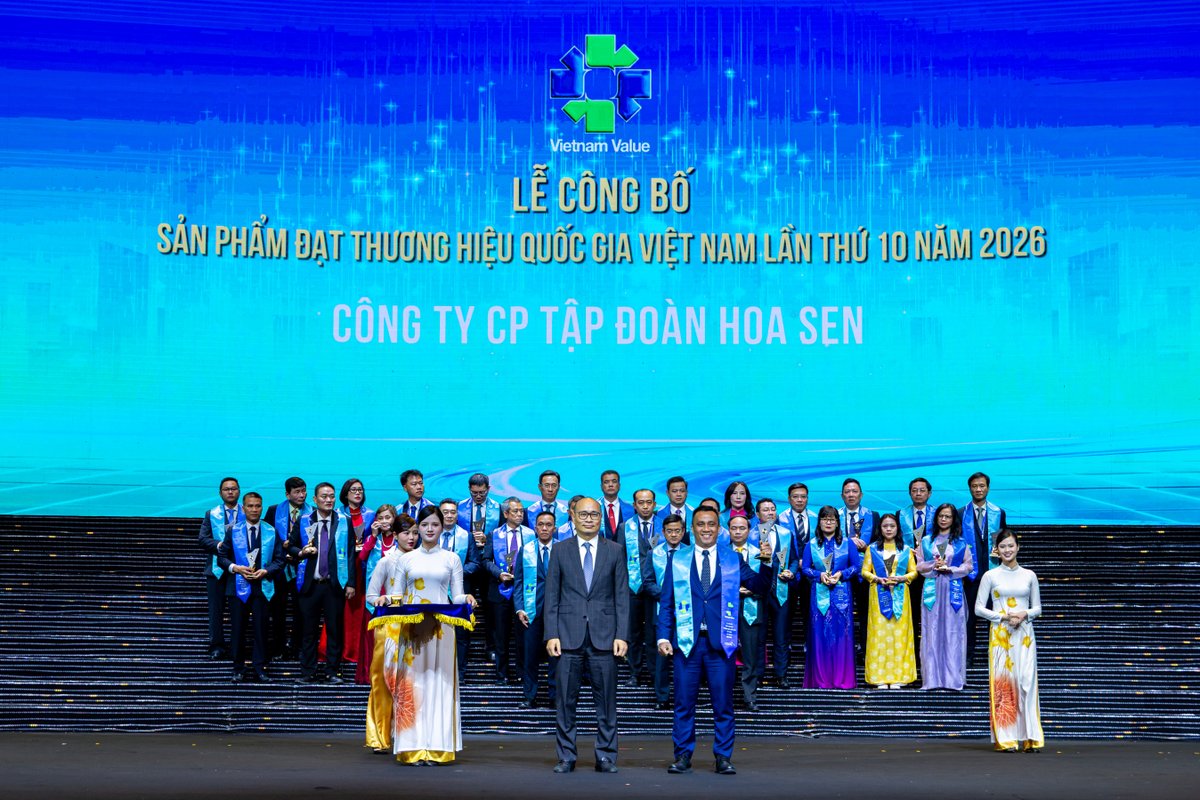 Ông Trần Đình Tài - Phó Tổng Giám đốc Tập đoàn Hoa Sen nhận biểu trưng Thương hiệu Quốc gia Việt Nam năm 2026