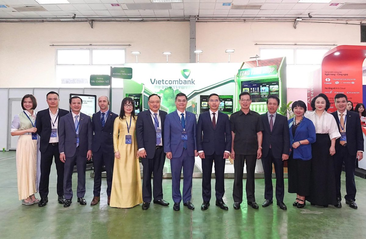 Thống đốc NHNN Việt Nam Phạm Đức Ấn cùng các đại biểu thăm không gian trải nghiệm “Đường tài chính số - Phố không tiền mặt” của Vietcombank (nguồn: vietcombank.com.vn) Thống đốc NHNN Việt Nam Phạm Đức Ấn cùng các đại biểu thăm không gian trải nghiệm “Đường tài chính số - Phố không tiền mặt” của Vietcombank (nguồn: vietcombank.com.vn)