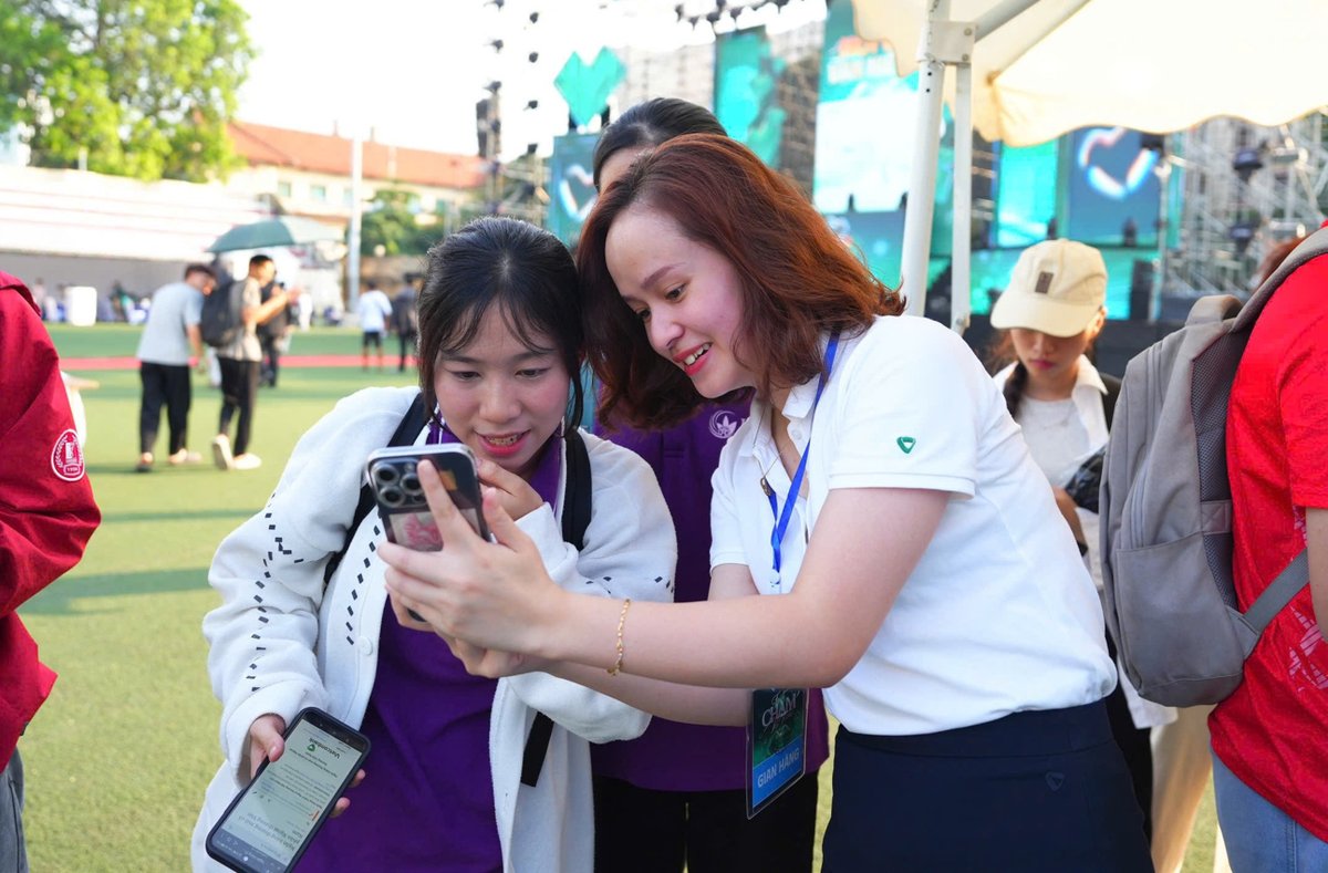 Cán bộ Vietcombank hướng dẫn khách hàng thực hiện các bước xác thực thông tin cá nhân (nguồn: vietcombank.com.vn) Cán bộ Vietcombank hướng dẫn khách hàng thực hiện các bước xác thực thông tin cá nhân (nguồn: vietcombank.com.vn)