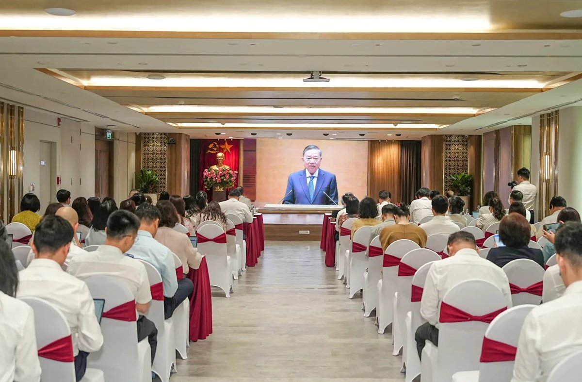 Vietcombank thực hiện học tập, quán triệt Nghị quyết của Bộ chính trị (nguồn: vietcombank.com.vn) Vietcombank thực hiện học tập, quán triệt Nghị quyết của Bộ chính trị (nguồn: vietcombank.com.vn)
