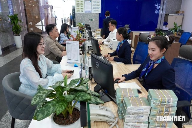 Lãi suất tiết kiệm quay đầu giảm