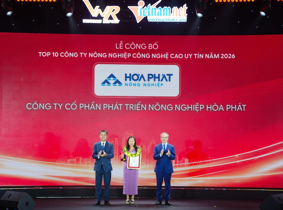 Chị Phạm Thị Hồng Vân - Tổng Giám đốc Nông nghiệp Hòa Phát nhận giải thưởng top 10 Công ty Nông nghiệp công nghệ cao uy tín năm 2026 1.jpg