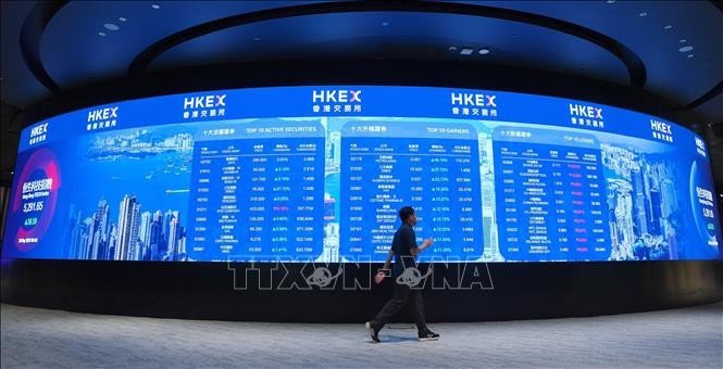 Bảng chỉ số chứng khoán tại sàn giao dịch ở Hong Kong (Trung Quốc). Ảnh tư liệu: THX/TTXVN Bảng chỉ số chứng khoán tại sàn giao dịch ở Hong Kong (Trung Quốc). Ảnh tư liệu: THX/TTXVN