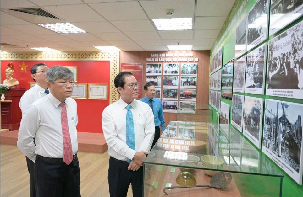 Phòng truyền thống ghi lại hành trình 97 năm hình thành, xây dựng và phát triển của ngành Cao su Việt Nam phong-truyen-thong.jpg