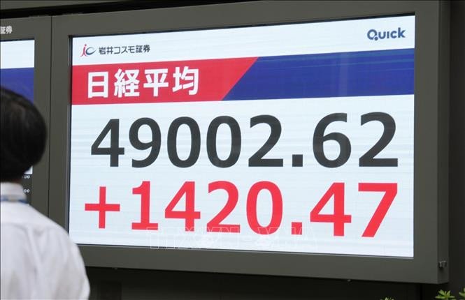 Bảng điện tử hiển thị chỉ số chứng khoán Nikkei 225 tại Tokyo, Nhật Bản. Ảnh tư liệu: Kyodo/TTXVN Bảng điện tử hiển thị chỉ số chứng khoán Nikkei 225 tại Tokyo, Nhật Bản. Ảnh tư liệu: Kyodo/TTXVN