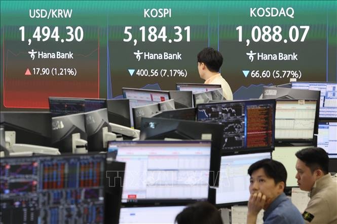 Bảng chỉ số chứng khoán tại Seoul, Hàn Quốc. Ảnh tư liệu: Yonhap/TTXVN Bảng chỉ số chứng khoán tại Seoul, Hàn Quốc. Ảnh tư liệu: Yonhap/TTXVN