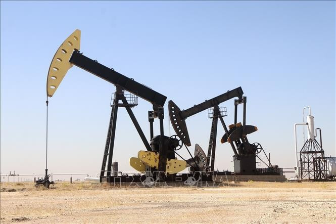 Các giàn bơm dầu tại mỏ dầu Rmelan ở tỉnh Hasakah, Đông Bắc Syria. Ảnh: THX/TTXVN phát Các giàn bơm dầu tại mỏ dầu Rmelan ở tỉnh Hasakah, Đông Bắc Syria. Ảnh: THX/TTXVN phát