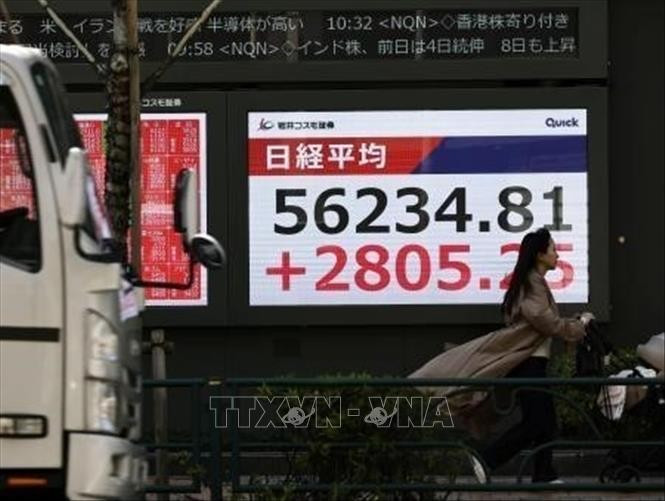 Màn hình hiển thị chỉ số Nikkei tại Tokyo, Nhật Bản. Ảnh minh họa: Kyodo/TTXVN
