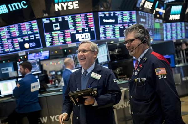Chứng khoán Mỹ khởi sắc, Dow Jones tăng hơn 400 điểm ngay ph