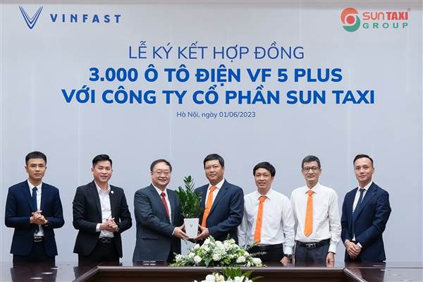 VinFast vừa ký hợp đồng bán xe lớn nhất Việt Nam từ trước đế