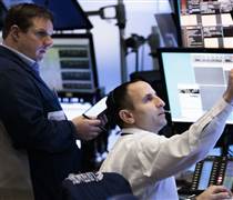 Nasdaq giảm mạnh, Dow Jones kiên cường lội ngược dòng