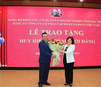 DBC: Trao tặng Huy hiệu 45 năm tuổi Đảng cho Chủ tịch Nguyễn Như So