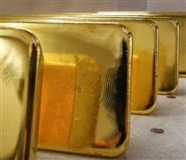 Giá vàng thế giới tăng vọt, vượt 2.400 USD/ounce