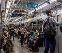 Giá vé tàu điện ngầm Argentina tăng sốc 360%