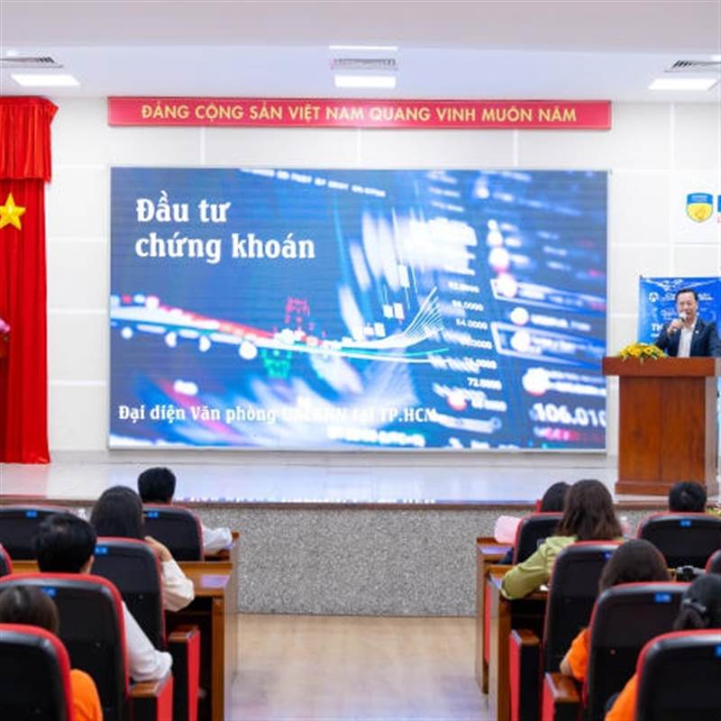 Tăng cường kiến thức về thị trường chứng khoán Việt Nam cho sinh viên Khoa Tài chính - Thương mại HUTECH