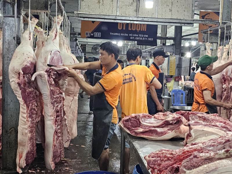 Giá bán rau, thịt, cá... tại chợ tăng, người dân đi siêu thị để 'săn ...