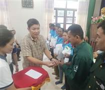 Đại sứ quán Việt Nam tại Campuchia phối hợp Bệnh viện Chợ Rẫy – Phnom Penh khám, phát thuốc và quà cho 4 công ty cao su tại tỉnh Kampong Thom