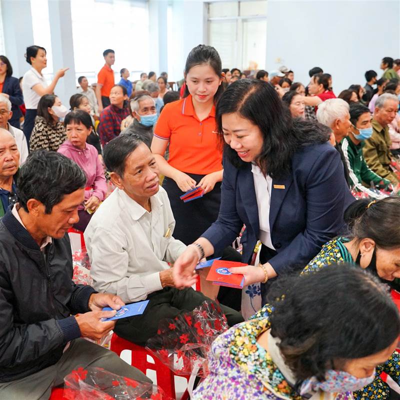 Sacombank Chi nhánh Khánh Hòa trao 200 phần quà Tết cho những gia đình có hoàn cảnh khó khăn