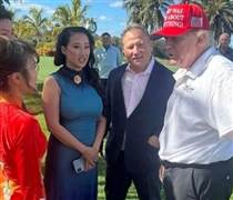 Người phụ nữ "lạ" đứng cạnh tỷ phú Phương Thảo và ông Donald Trump tuyên bố: Cùng Vietjet mang 64 tỷ USD đầu tư vào Mỹ