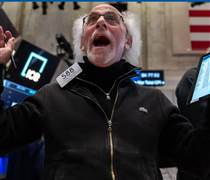 Ông Trump dịu giọng với Fed và Trung Quốc, chứng khoán Mỹ lập tức tăng vọt: Dow Jones tăng hơn 1.000 điểm, Nasdaq tăng gần 4%