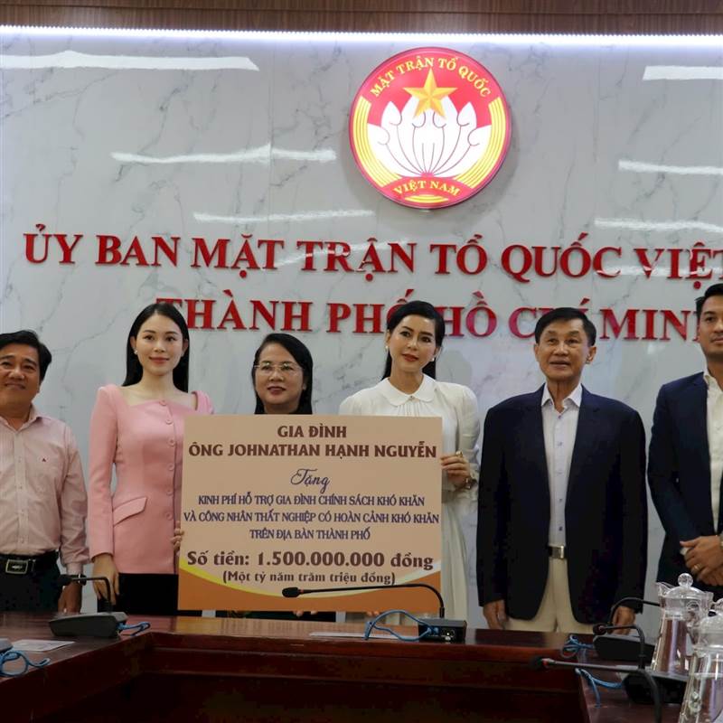Từ 'Vua hàng hiệu' đến người đồng hành vì cộng đồng