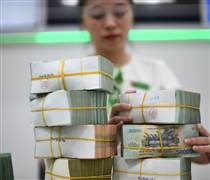 Cuộc đua hút tiền gửi đầu năm 2025: VPBank tăng hạng, Vietcombank giảm tốc