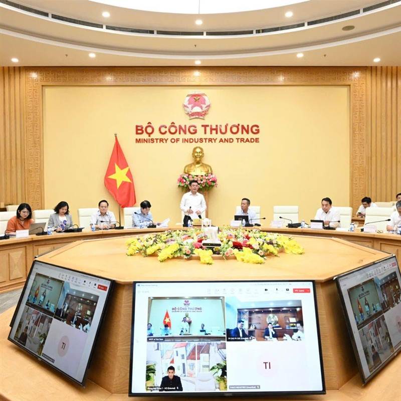Trưởng Đoàn đàm phán Chính phủ, Bộ trưởng Công thương Nguyễn Hồng Diên họp với các tập đoàn THACO, Viettel, Vietjet... về kế hoạch mua hàng từ Hoa Kỳ