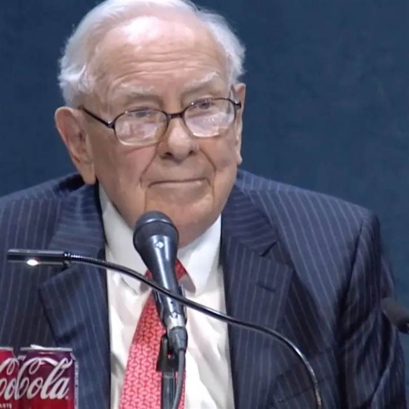 Warren Buffett: Mới đi làm từng quan tâm tới lương, thay vào đó hãy tập trung vào một 'yếu tố cực kỳ quan trọng' khác