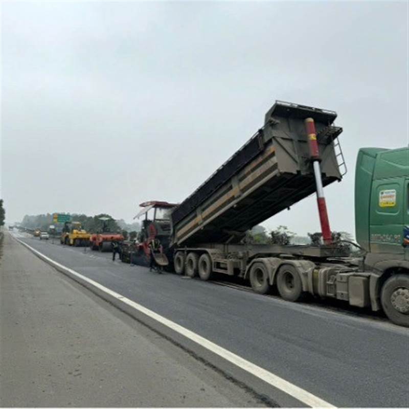VEC nói gì về việc nhà thầu thảm nhựa đường cao tốc Nội Bài- Lào Cai dưới trời mưa?