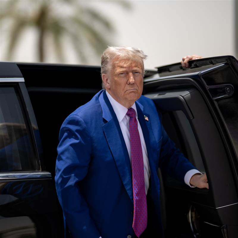 Ông Trump 'dỗi' Tim Cook vì không chuyển sản xuất iPhone về Mỹ
