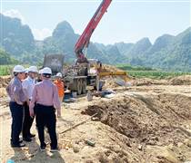 Huy động tăng cường nhân lực lắp, dựng cột gói thầu số 4 đường dây 500kV Lào Cai – Vĩnh Yên