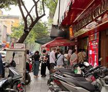 Giá vàng tăng cao, chờ mòn mỏi mới mua được 1 chỉ vàng