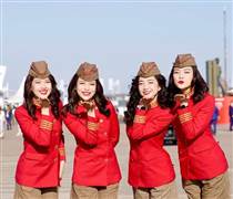 VJC: Tiếp viên hàng không Vietjet nổi bật giữa Paris Air Show 2025