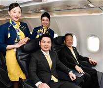 Xôn xao khung hình quyền lực 2 cha con Bầu Hiển trong ngày máy bay đầu tiên thuộc sở hữu của Viettravel Airline ra mắt, hoa hậu Đỗ Mỹ Linh nói 1 câu khen nức nở